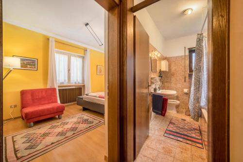 拉纳Apartement Oase的一间带红色椅子的客厅和一间浴室