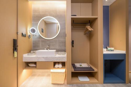 南通南通金沙亚朵酒店的一间带水槽和镜子的浴室