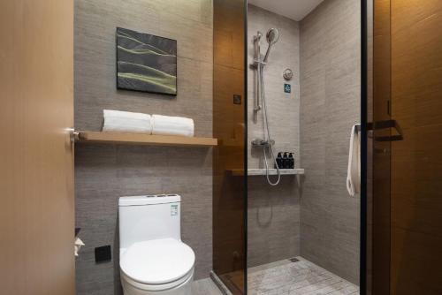 晋城晋城泽州路亚朵酒店的一间带卫生间和淋浴的浴室