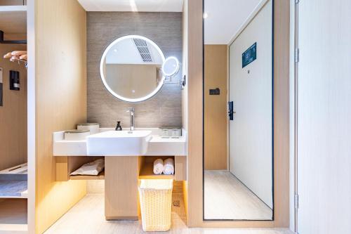 中山中山小榄亚朵酒店的一间带水槽和镜子的浴室