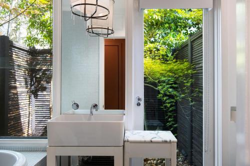 戴尔斯福特哈兹雷恩之家度假屋的一间带白色水槽和窗户的浴室