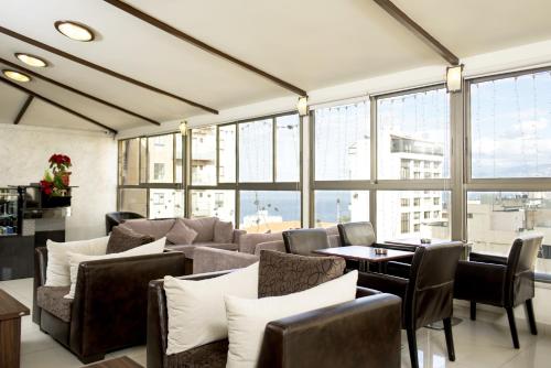 贝鲁特布利斯3000家装公寓的带沙发、桌子和窗户的等候室