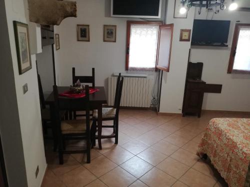 阿西西La casina di Assisi的一间用餐室,在房间内配有桌椅