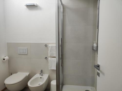 韦尔纳扎Santa Marta Rooms - Via Roma 23的带淋浴、卫生间和盥洗盆的浴室
