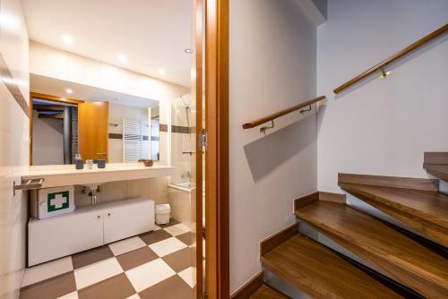 普奇塞达Cal Muntanyà的一间带水槽、卫生间和楼梯的浴室