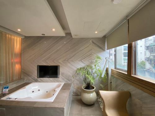 台北天豪屋的带浴缸的大型浴室和电视。