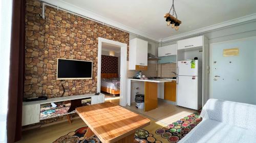 埃迪尔内Edirne House的厨房和带石墙的客厅