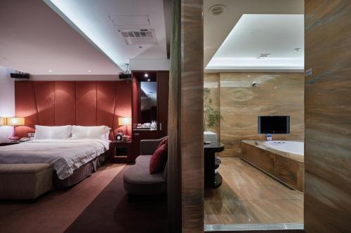 台北天豪屋的酒店客房配有一张床和浴缸。