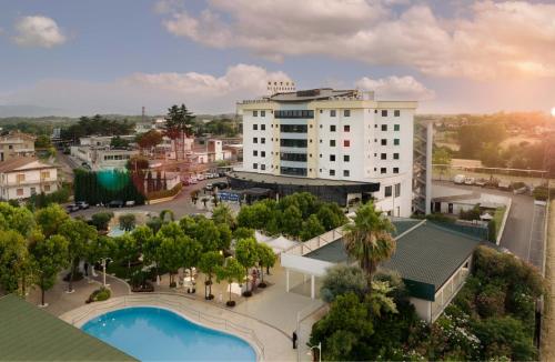 卡西诺Edra Palace Hotel & Ristorante的享有酒店及游泳池的顶部景色