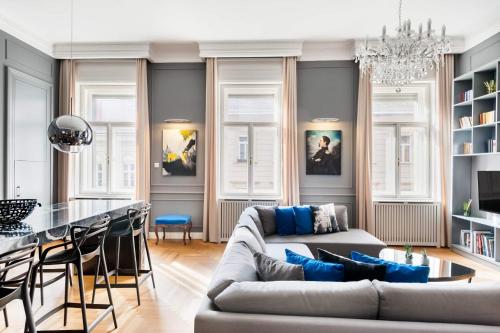 布达佩斯百老汇公寓的客厅配有沙发和桌子