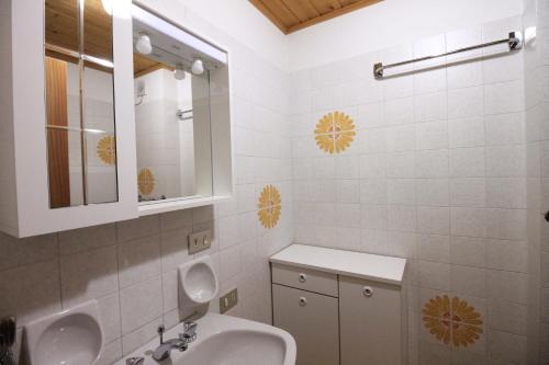 泰塞罗CASA PAMPEAGO - Sulle piste da sci del Latemar的白色的浴室设有水槽和镜子