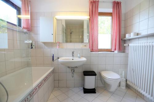 拜尔布伦Relaxing 140m2 Holiday Home South of Munich - 25 Min to Center - Fully Equipped的白色的浴室设有水槽和卫生间。