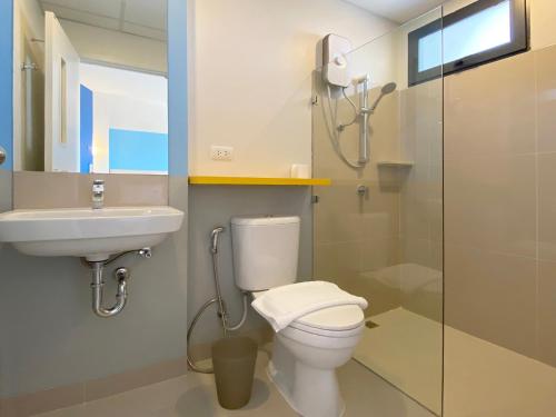 曼谷Hop Inn Bangkok Bangna的浴室配有卫生间、盥洗盆和淋浴。