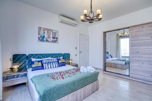 开罗Residential Suites near AUC by ELEGANT的一间卧室配有一张带鲜花的大床