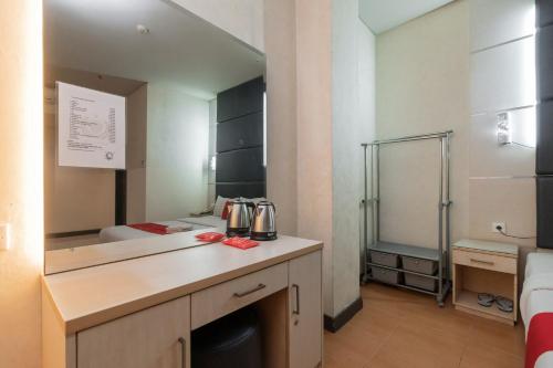 雅加达RedDoorz at Jalan Gunung Sahari的客房设有带水槽和床的厨房