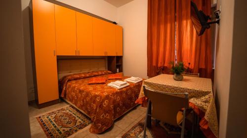佩斯卡拉Sole Luna B&B的一间小卧室,配有一张床和一张桌子