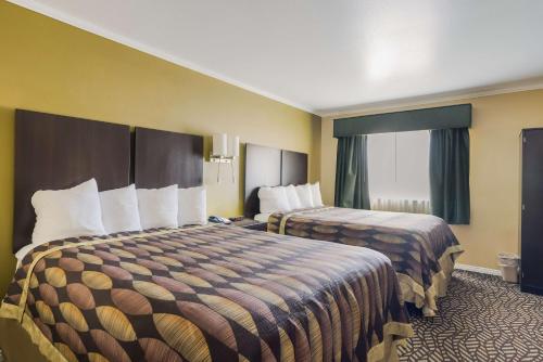里奇菲尔德贝斯特韦斯特里奇菲尔德酒店的酒店客房设有两张床和窗户。