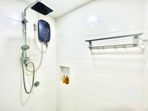 实达阿南E 1-5Pax Cozy home 4 Bed Wifi TV Trefoil @Setia City Setia Alam SCCC的浴室内配有淋浴和头顶淋浴