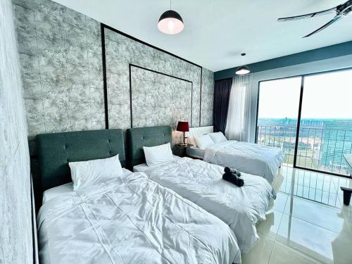 实达阿南E 1-5Pax Cozy home 4 Bed Wifi TV Trefoil @Setia City Setia Alam SCCC的一间卧室设有两张床,猫坐在卧室内