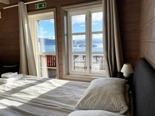 OsøyroBjørnafjorden Hotell的一间卧室设有一张床和一个大窗户