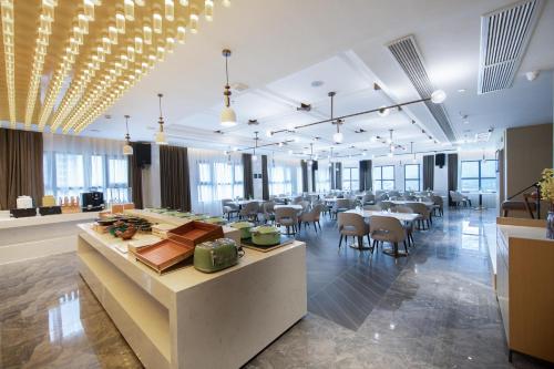安庆安庆市政务中心七街亚朵酒店的一间大房间的餐厅,配有桌椅