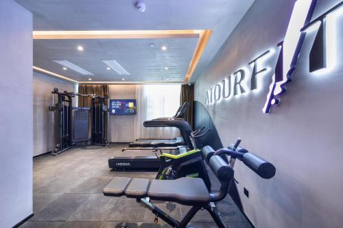 安庆安庆市政务中心七街亚朵酒店的一间健身房,里面配有几台跑步机