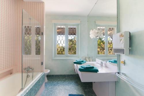 圣让-德吕兹Villa Bakéa - Plage 10mn à pied的浴室配有2个盥洗盆、浴缸和淋浴。
