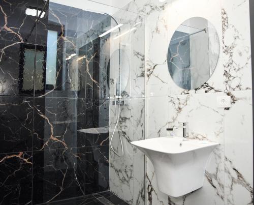 克利默内什蒂Astra Hotel的一间带水槽和镜子的浴室