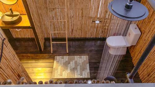 克兰尼蒂African Safari Canvas Lodge Tent Sea View的享有带卫生间的浴室的顶部景致