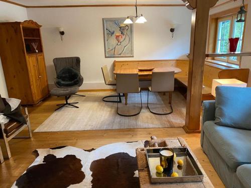 FreinFrein Chalets - Kaltenbach的客厅配有桌子和沙发
