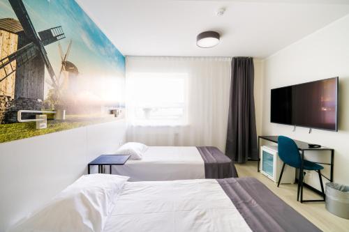库雷萨雷Hotel NOSPA的酒店客房设有两张床和一台平面电视。