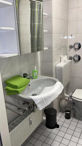 施韦青根Good living的白色的浴室设有水槽和卫生间。