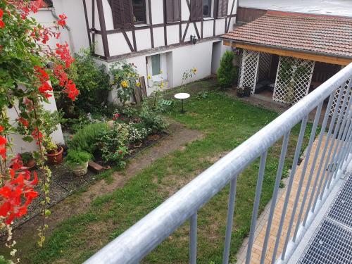 埃尔特维勒Auszeit im Rheingau的鲜花和院子的房屋阳台