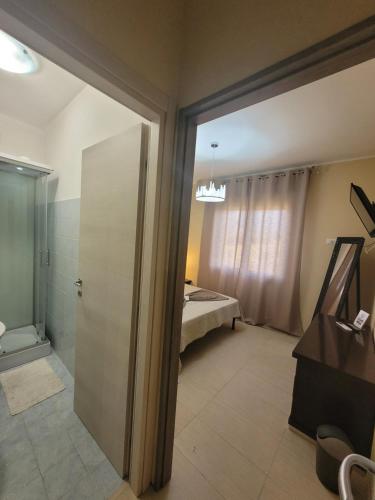 泰塞拉"Fly to Venice" Airport的客房设有带一张床和淋浴的浴室。