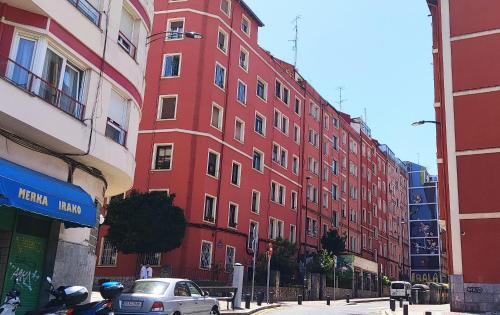毕尔巴鄂Bilbao habitaciones的街道边的红色建筑