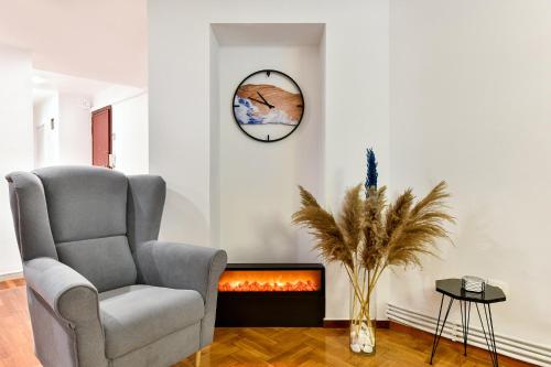 塞萨洛尼基Porto Sea View Apartments - Pl Ippodromiou 21的客厅配有椅子和壁炉