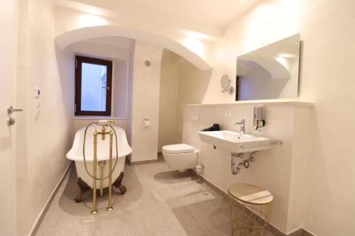 考夫博伊伦Das Fischer Boardinghouse KF的白色的浴室设有水槽和卫生间。