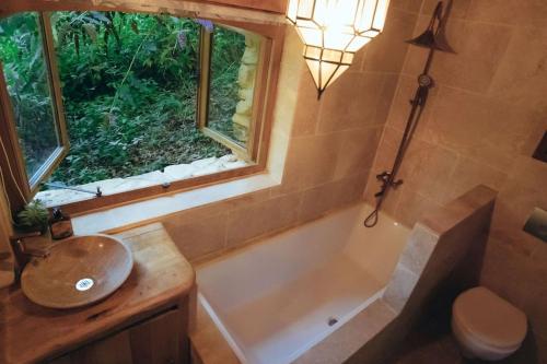 Castelnau-de-MandaillesLake House I // Alauzet Ecolodge + Nature spa的带浴缸、水槽和窗户的浴室