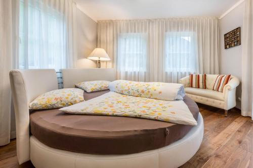 卡迪皮特拉Alpen Living - 1 Stock Groß的一间卧室配有一张床和一个沙发