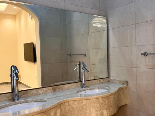 拉斯阿尔卡麦Pool Villa Saraya的公共浴室设有2个水槽和镜子