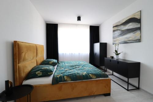 波普拉德MBV28 Apartments的一间卧室配有一张床、一个梳妆台和一扇窗户。