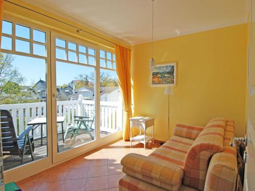 宾茨"Villa Laetitia" - WG 15 - zentral, strandnah, 2 Balkone的带沙发的客厅和阳台