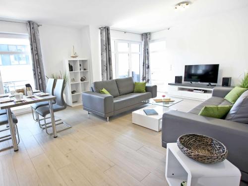 奥斯赛拜-塞林Villa Louisa - Wohnung 51的客厅配有两张沙发和一台电视机