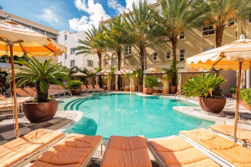 迈阿密海滩普利茅斯南海滩酒店的一个带躺椅和遮阳伞的大型游泳池