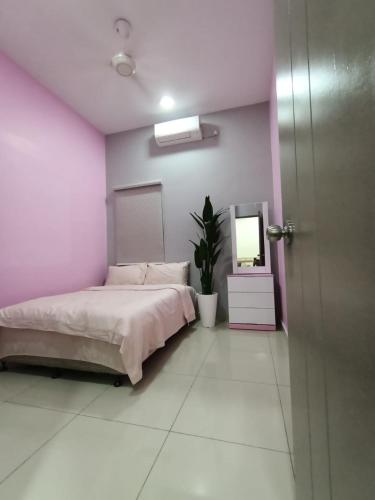 大港Homestay Sungai Besar with Private Pool RUMAH HANA的一间卧室配有一张床和粉红色的墙壁