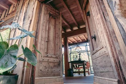 Castelnau-de-MandaillesPrivate Estate with 3 Lake Houses, Sauna & Hot-tub的一张桌子的房间里,有一个开放式的木门