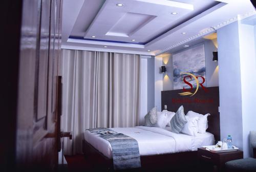 基苏木Selella Resort的一间卧室,卧室内配有一张大床
