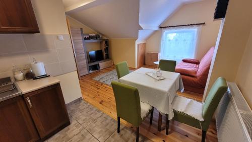 兹拉蒂博尔Zlatibor Apartmani DM Tornik的厨房以及带桌椅的用餐室。