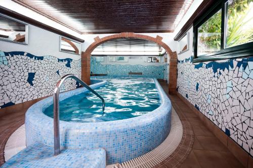 罗列特海岸夏恩公园酒店的按摩浴缸位于客房中间