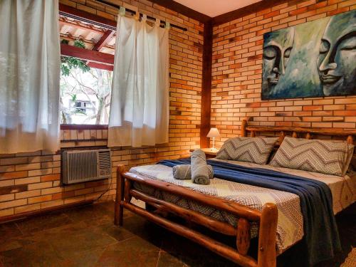 瓜尔达恩巴瓜尔达莱兹旅馆的卧室配有砖墙内的床铺